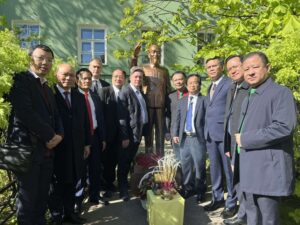 An vị tượng Chủ Tịch Hồ Chí Minh tại khuôn viên trường Đại học Quốc gia Saint Petersburg (Nga)