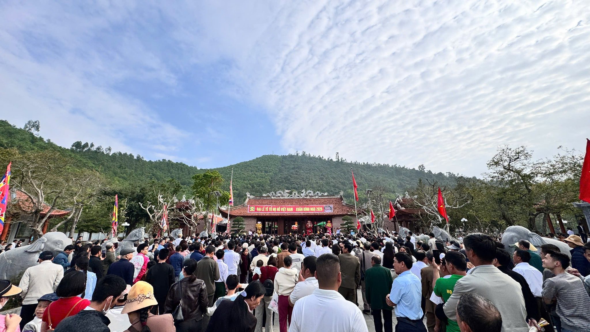 Phong tục thờ cúng tổ tiên trong gia đình Việt Nam - Toàn Ánh