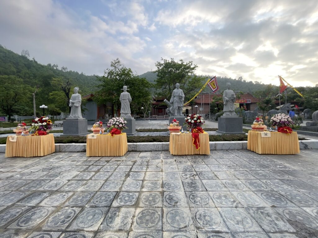 DỰNG VƯỜN TƯỢNG ĐỀN THỜ ĐỨC NGUYÊN TỔ